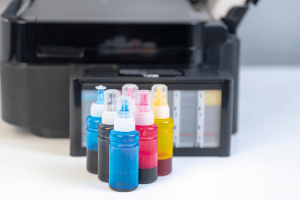 Cerneală pentru imprimantă refill sau cartușe? Avantaje, dezavantaje și recomandări 